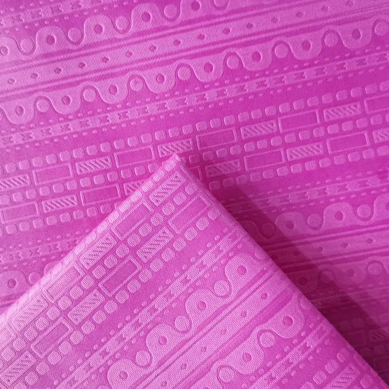 TMIE-08-2-3 115GSM %100 Polyester Yüksek Yoğunluklu Yüksek Sayıda Boyalı Geometri Desenli Kabartmalı Poli Poplin Kumaş